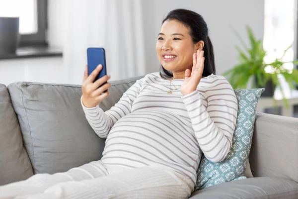 Mulher grávida feliz ter chamada de vídeo no telefone — Fotografia de Stock