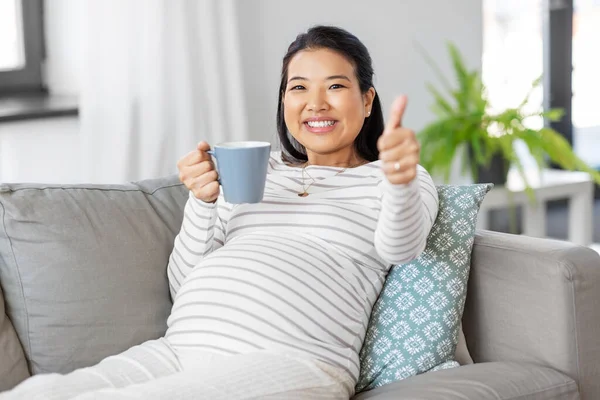 Mutlu hamile kadın evde çay içiyor. — Stok fotoğraf