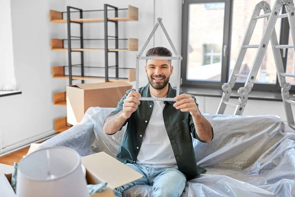 Hombre feliz con cajas mudándose a un nuevo hogar Imagen de stock