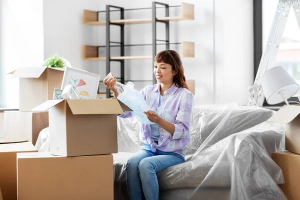 Gelukkig vrouw uitpakken dozen en verhuizen naar nieuw huis — Stockfoto