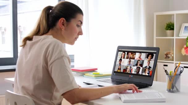 Étudiante femme avec ordinateur portable a appel vidéo à la maison — Video