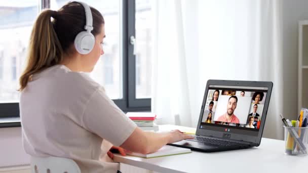 Étudiante femme avec ordinateur portable ayant vidéoconférence — Video