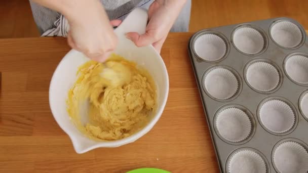 Kvinna matlagning mat och bakning på kök hemma — Stockvideo