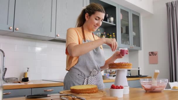 Mulher cozinhar alimentos e assar na cozinha em casa — Vídeo de Stock