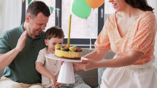 Família feliz com bolo de aniversário em casa — Vídeo de Stock