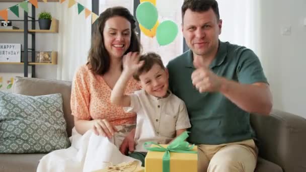 Család birtoklás video hívás születésnapján otthon — Stock videók