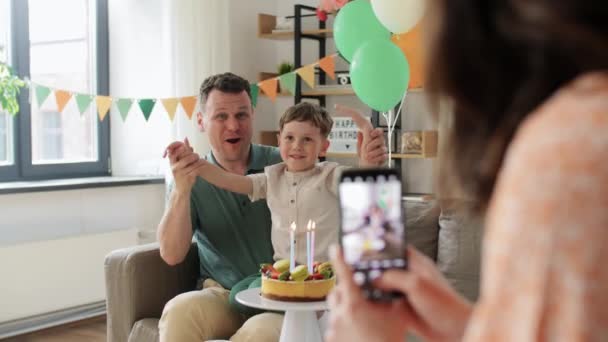 Rodina s narozeninovým dortem fotografování doma — Stock video