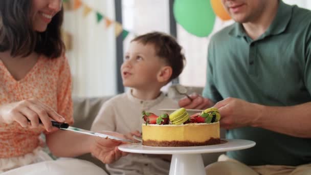 Boldog család közös születésnapi torta otthon — Stock videók