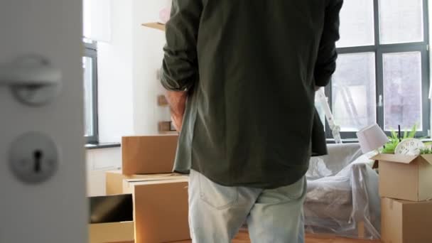 Šťastný muž s krabicemi stěhujícími se do nového domova — Stock video