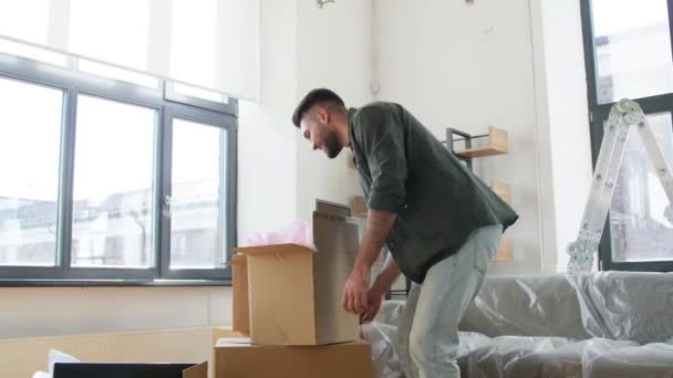 Homem feliz com caixas se movendo para nova casa — Vídeo de Stock