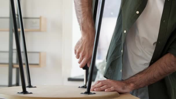 Glad man montera soffbord på nytt hem — Stockvideo