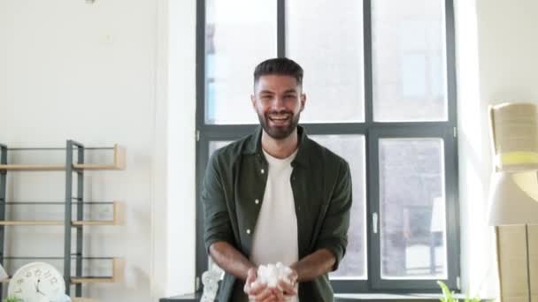 Hombre feliz con espuma de maní mudándose a un nuevo hogar — Vídeos de Stock