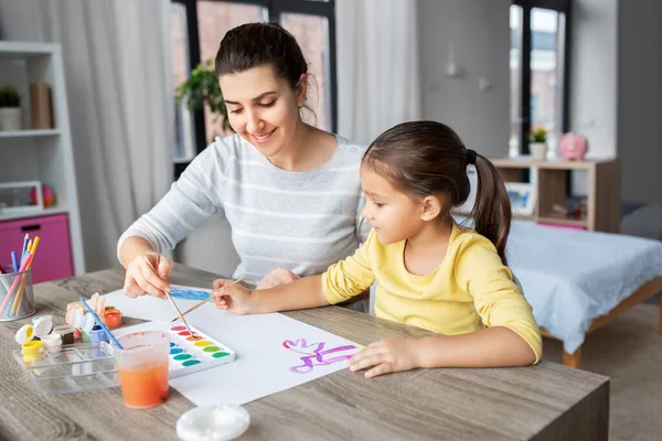Madre con hija pequeña dibujando en casa —  Fotos de Stock