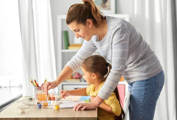 Mãe com pequena filha desenho em casa — Fotografia de Stock