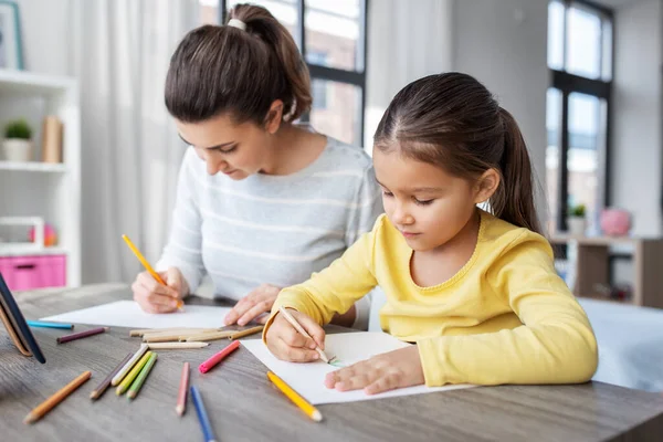 Mãe com pequena filha desenho em casa — Fotografia de Stock