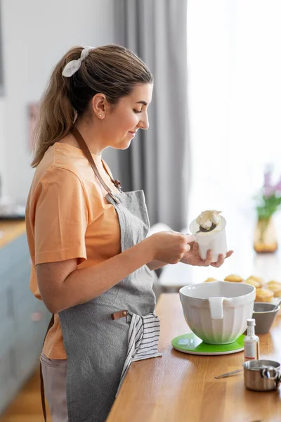 Kobieta gotowanie żywności i pieczenia w kuchni w domu — Zdjęcie stockowe