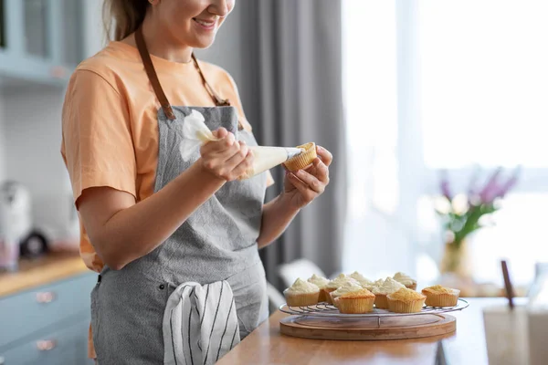 Vrouw koken eten en bakken op keuken thuis — Stockfoto