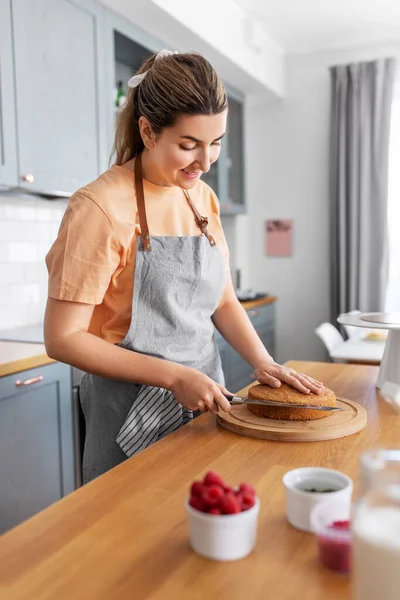 Mujer cocina comida y hornear en la cocina en casa — Foto de Stock