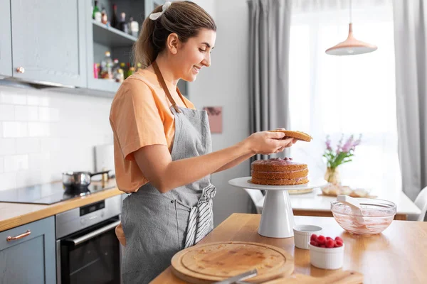 महिला घर पर रसोई पर भोजन पकाना और बेकिंग — स्टॉक फ़ोटो, इमेज