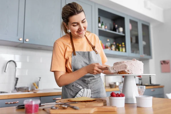 Mujer cocina comida y hornear en la cocina en casa —  Fotos de Stock