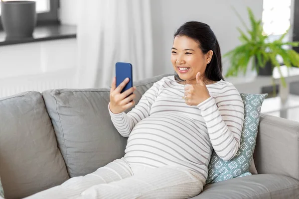 Heureuse femme enceinte ayant un appel vidéo au téléphone — Photo
