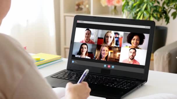 Estudante mulher com laptop tem chamada de vídeo em casa — Vídeo de Stock