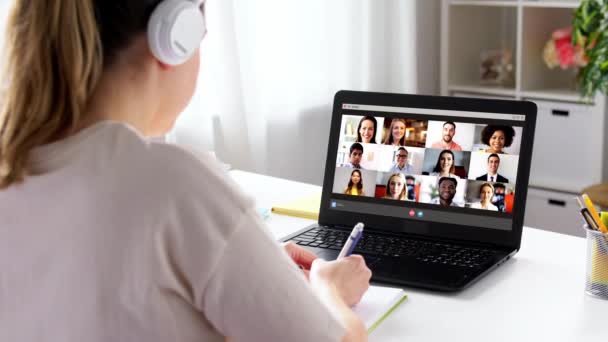 Estudante mulher com laptop tendo videoconferência — Vídeo de Stock