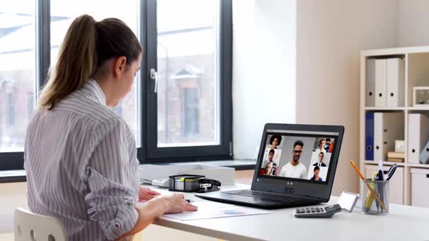 Mujer con portátil que tiene videollamada en la oficina — Vídeos de Stock