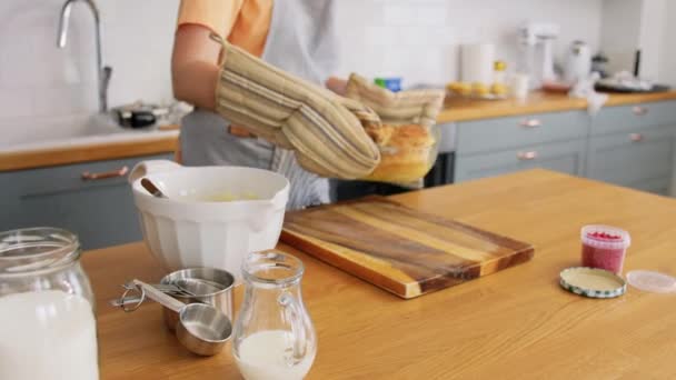 Žena vaření potravin a pečení na kuchyni doma — Stock video