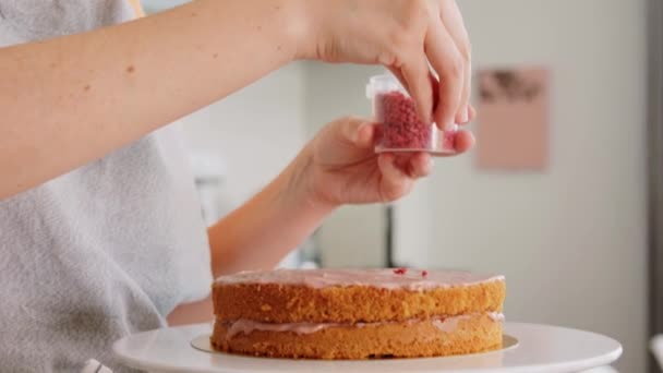 Mujer cocina comida y hornear en la cocina en casa — Vídeos de Stock