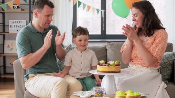 Família feliz com bolo de aniversário na festa em casa — Vídeo de Stock