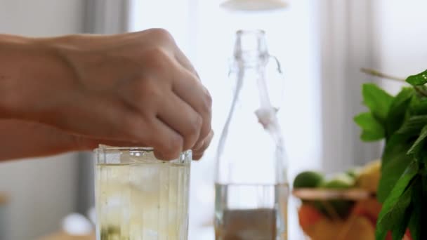 Vrouw het maken van mojito cocktail drankje thuis keuken — Stockvideo