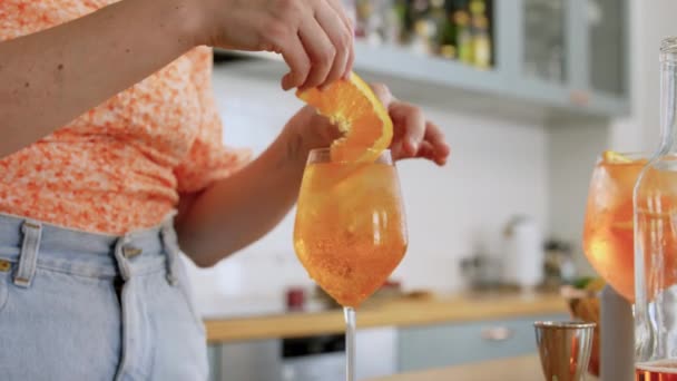 Жінка робить коктейльні напої на домашній кухні — стокове відео