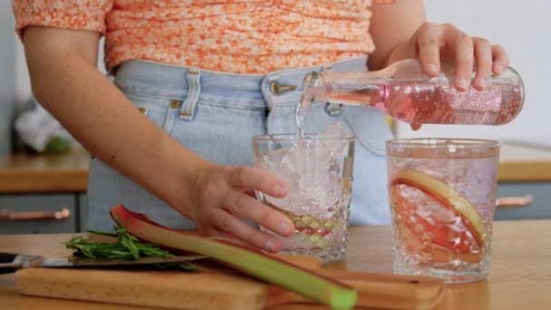 Ung kvinna gör cocktail hemma kök — Stockvideo