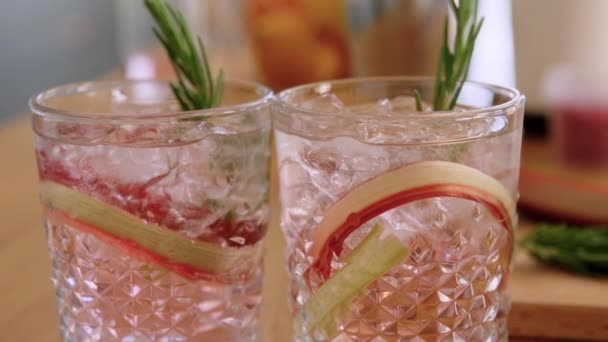 Sklenice rebarborových koktejlů s rozmarýnem doma — Stock video
