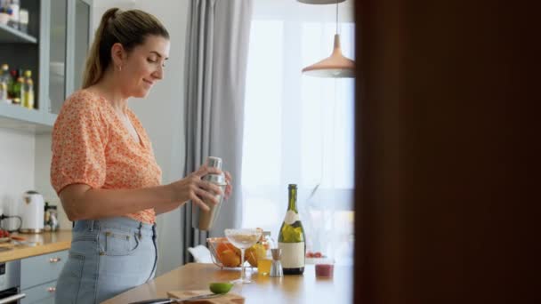 Mujer con coctelera verter bebida de cóctel a vaso — Vídeo de stock