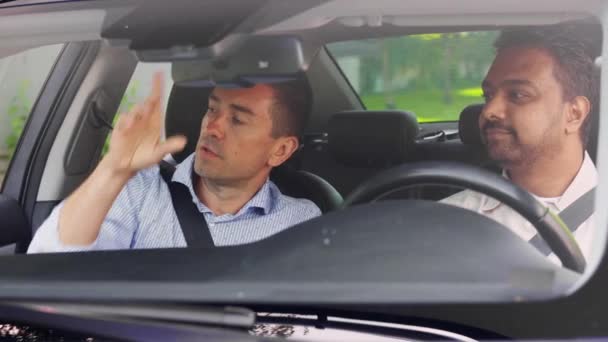 Samochód szkoła jazdy instruktor ucząc męskiego kierowcy — Wideo stockowe