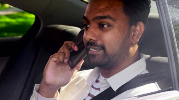 Male passenger calling on smartphone in taxi car — Stock Video