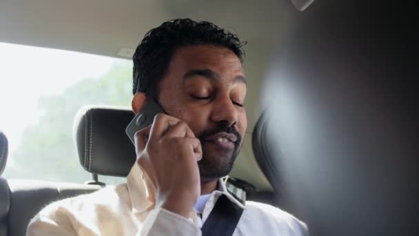 Pasajero masculino llamando en teléfono inteligente en coche de taxi — Vídeos de Stock