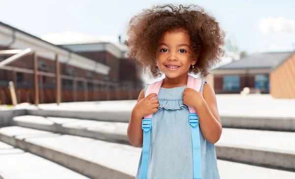 Heureuse petite afro-américaine fille avec sac à dos — Photo