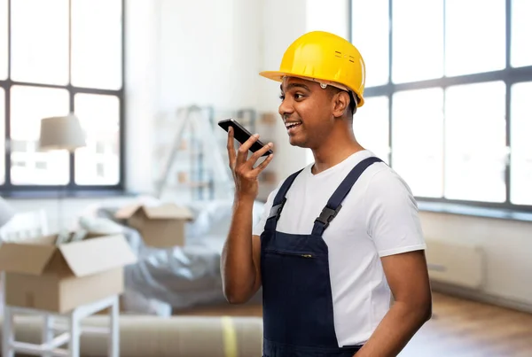 Lavoratore indiano che registra la voce al telefono nella nuova casa — Foto Stock