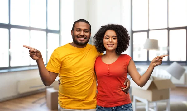 Feliz casal afro-americano na nova casa — Fotografia de Stock