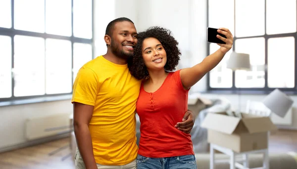 Africký americký pár se selfie v novém domově — Stock fotografie