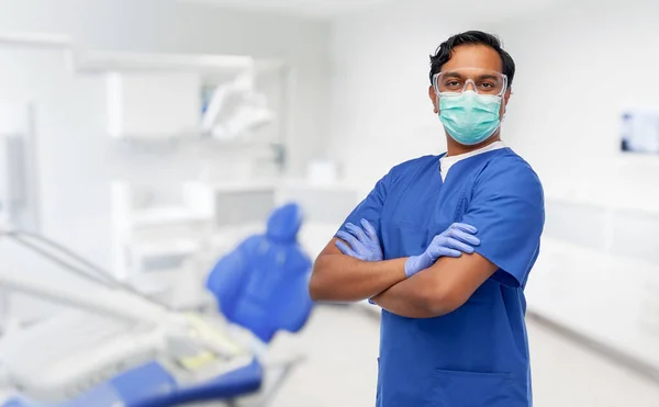 Indiase mannelijke arts in masker op tandheelkundige kantoor — Stockfoto