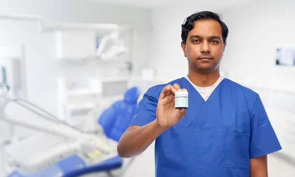Médecin indien tenant la médecine au cabinet dentaire — Photo