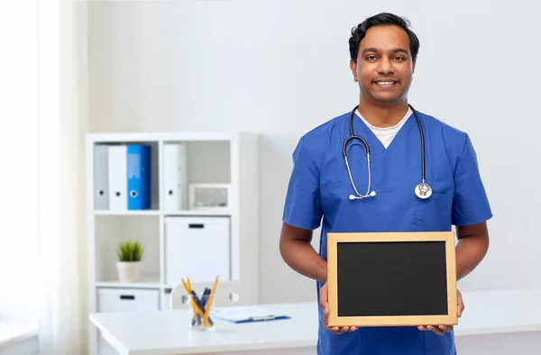 Médico o enfermera indio feliz con pizarra — Foto de Stock