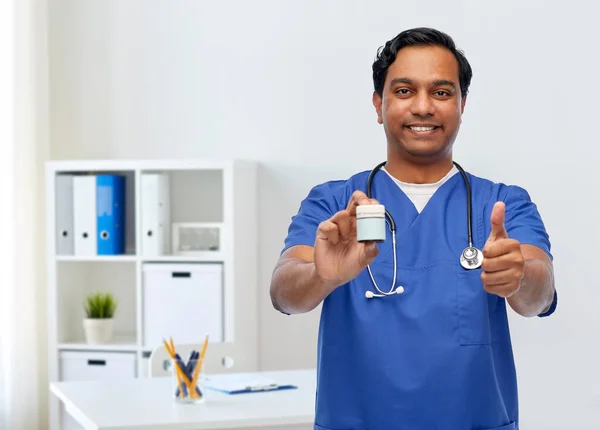 약을 하고 있는 인도 남성 의사가 엄지손가락을 들고 있는 모습 — 스톡 사진