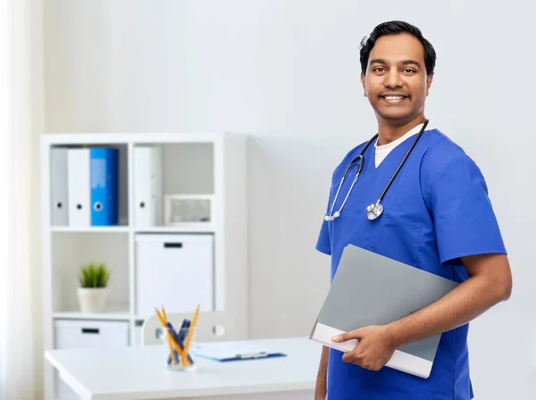 Szczęśliwy indyjski lekarz z folderu i stetoskopu — Zdjęcie stockowe
