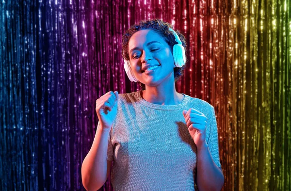 Vrouw in hoofdtelefoon luisteren naar muziek en dansen — Stockfoto