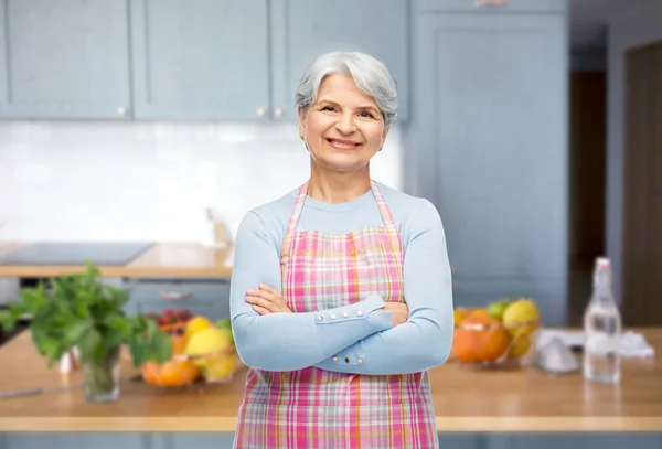 Portré mosolygós idősebb nő a konyhában — Stock Fotó